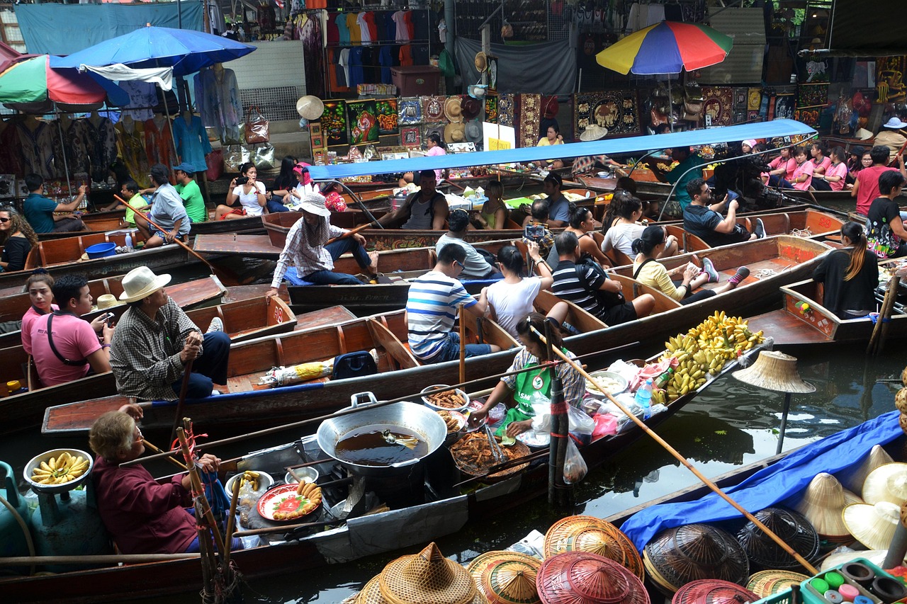 Floating Markets Around Bangkok: Which One Should You Visit?